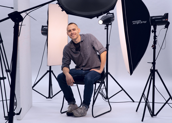 Vyras sedintis fotostudijoje